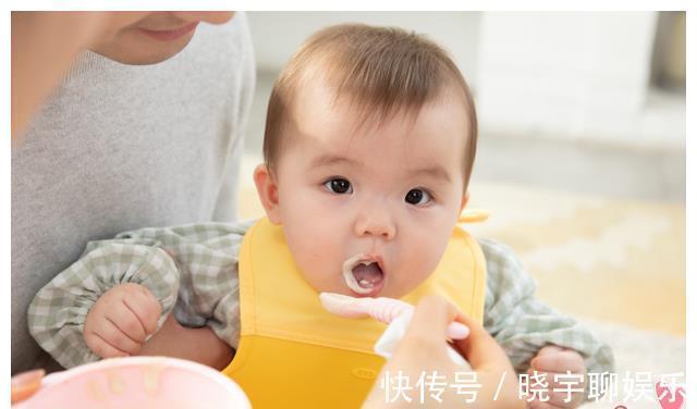 枕头|对不满半岁的孩子,宝妈别着急做3件事,不然没啥好处还会害了娃