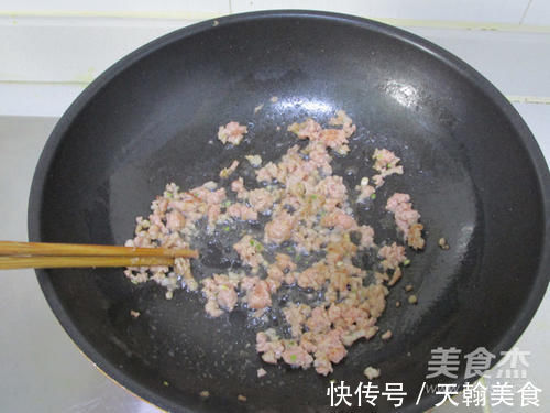 白萝卜|它是肺部的“大救星”，润解咽喉，清肺排毒，吸烟人士得要多吃！