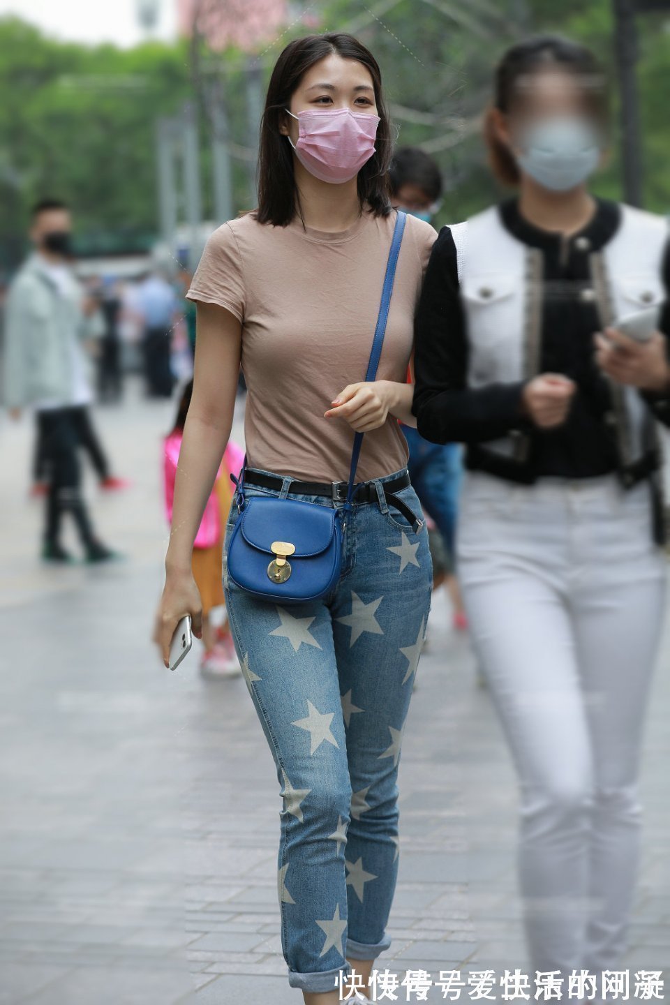 素净感 白色上衣搭配黑色迷你牛仔裤,就是这么简单百搭,怎样穿都是好看