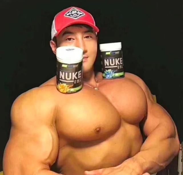 场面|当黄哲勋遇上E杯小姐姐，胸肌完全不输，场面一度十分尴尬