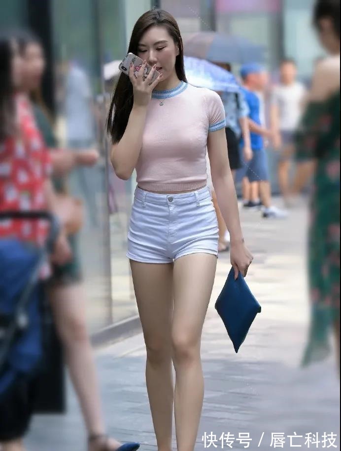 高挑 姐姐选了淡粉色的针织短袖衫,既清爽又显腿长,美的高挑又靓丽
