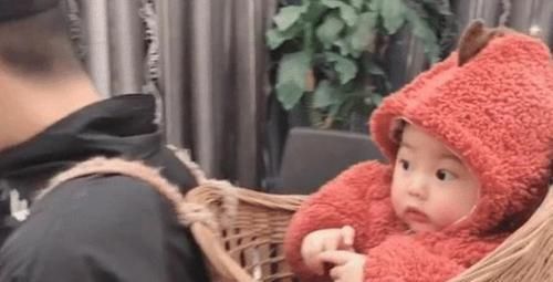 小跟班|“背篓舅舅”意外走红,带娃搓麻将两不耽误,宝宝的表情太可爱