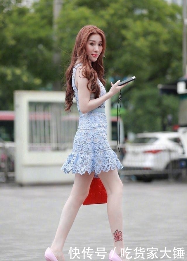 紧身裙|街拍:手牵手逛街的姐妹花,分别搭配半裙与紧身裙,特别精致漂亮