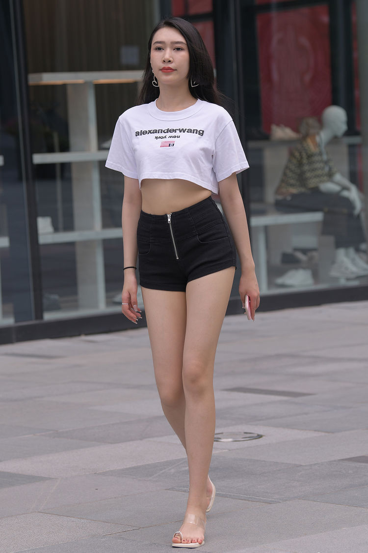 秋老虎 简约大方的清新穿搭,短款白色短袖衫配黑色短裤,高挑美丽又时尚