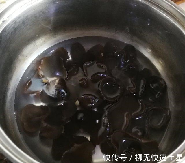  黑木耳|胡萝卜黑木耳炒荸荠，家常小炒
