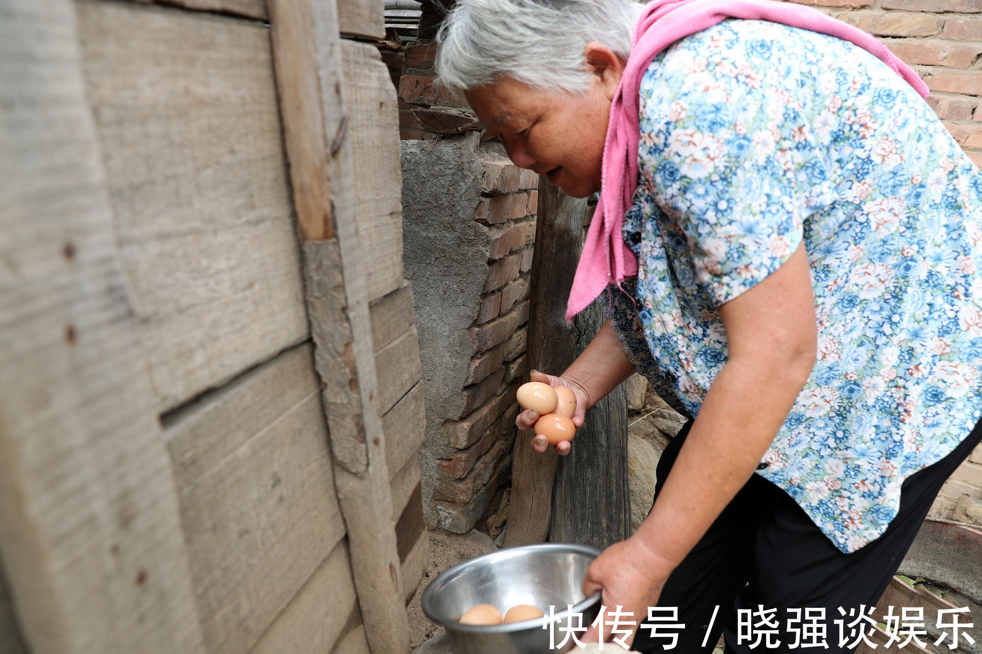 6旬大娘用12枚土鸡蛋招待山外来客，特殊的待客之道让人感动