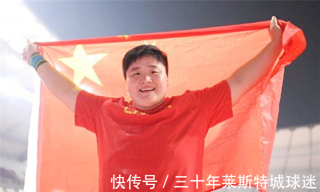 父老乡亲|奥运冠军隆重回村!村民冒雨等待,乐队锣鼓喧天,炮手等口令放炮