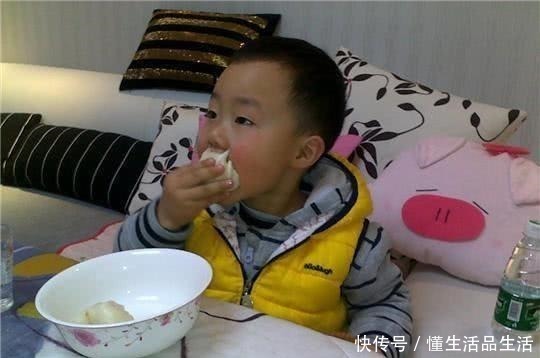 早餐|叮嘱家长3种早餐最伤娃，别再喂了，积食又上火，费钱没营养！