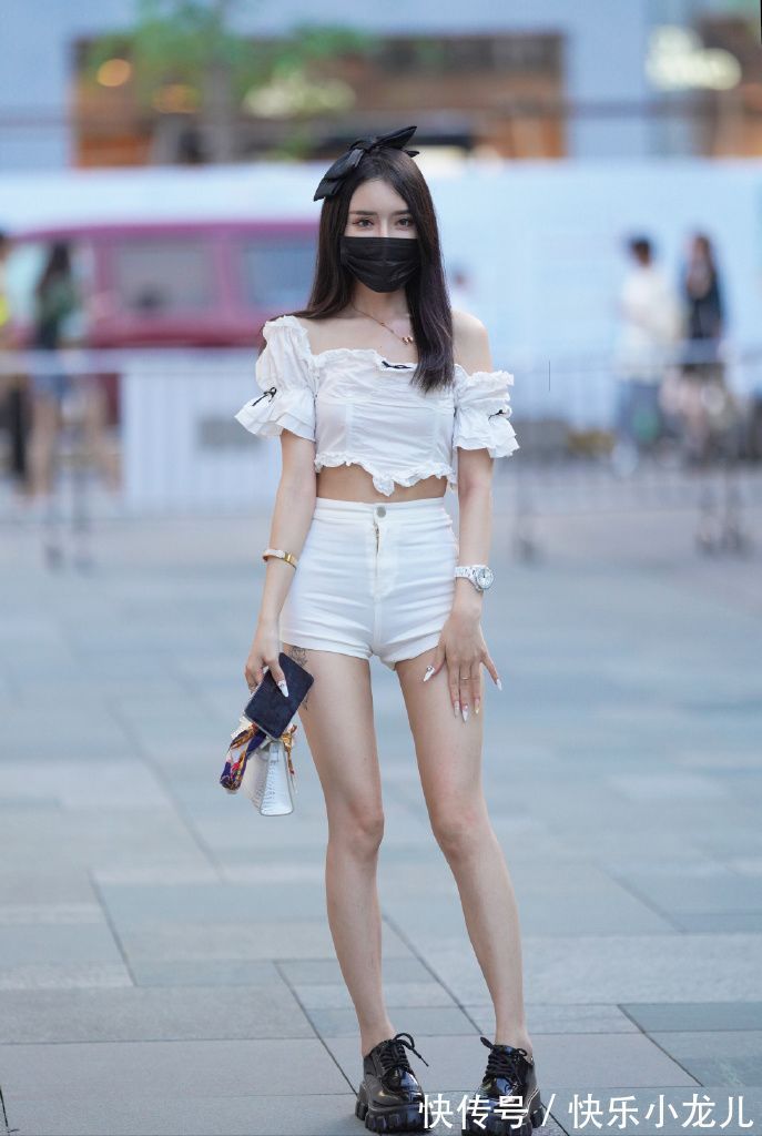 热裤 初秋穿搭：深灰色长袖衫配上黑灰色热裤，修身显瘦，美丽高挑