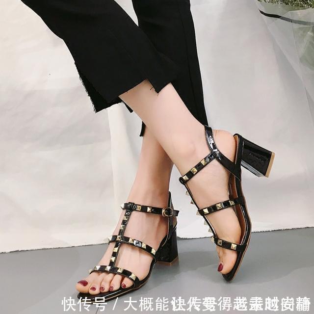 罗马 漂亮女人要懂得拒绝平庸,今年流行铆钉凉鞋,分分钟“扎”你心