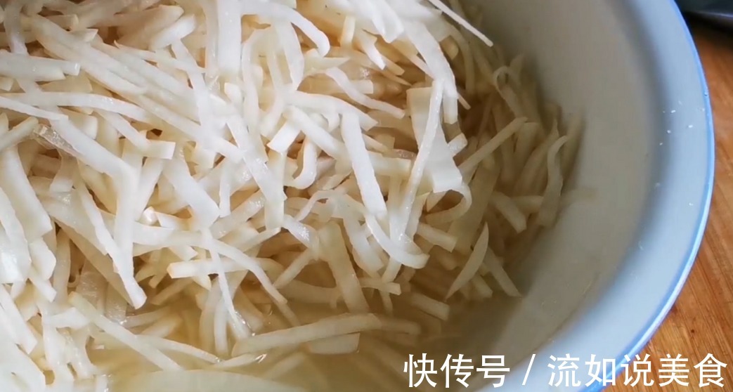 白萝卜别炖肉吃了,学会这样做,香辣入味又解馋,全家爱吃
