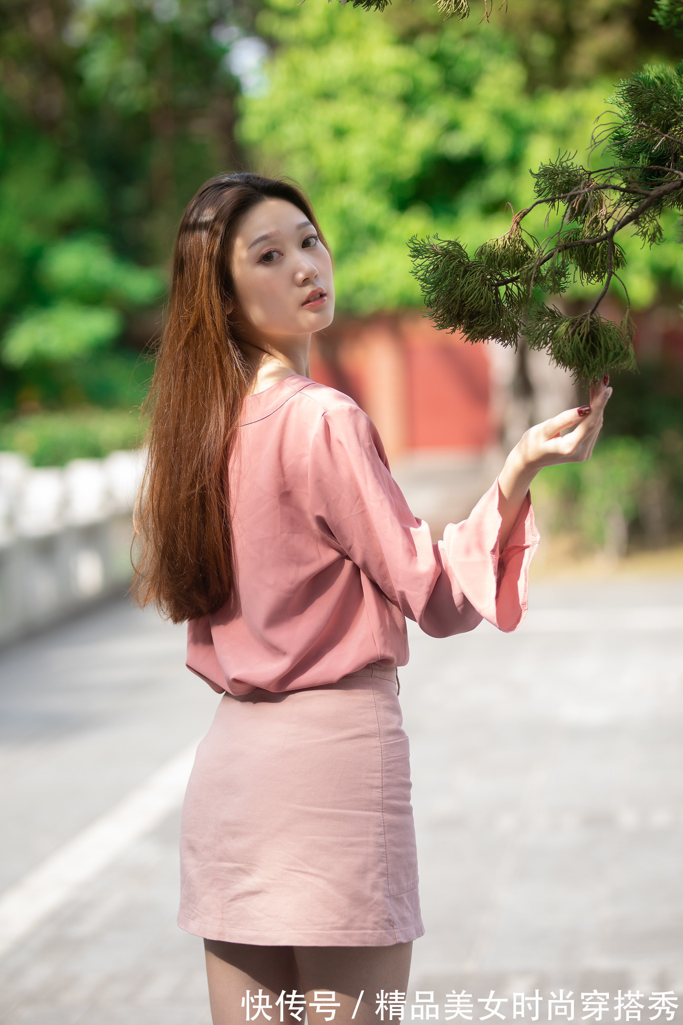 亮出门 粉色的雪纺衬衫甜美减龄,简约时尚的版型衬托女性柔美的气质