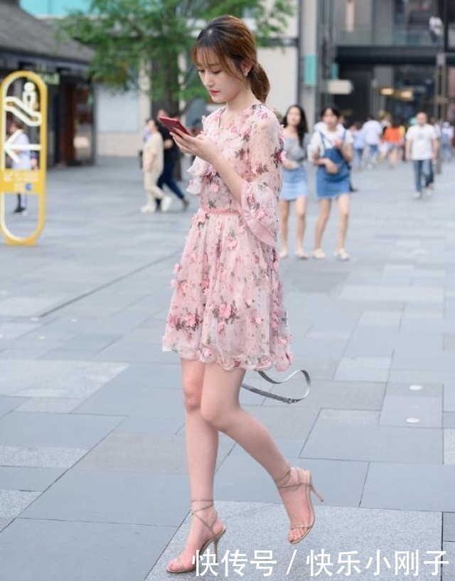 时尚穿搭，美女穿黑色长袖衬衫，突出一丝小性感