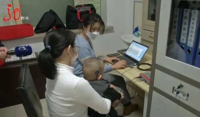 沉睡的小耳朵被唤醒！19个月大的宝宝第一次听到世界美妙的声音！