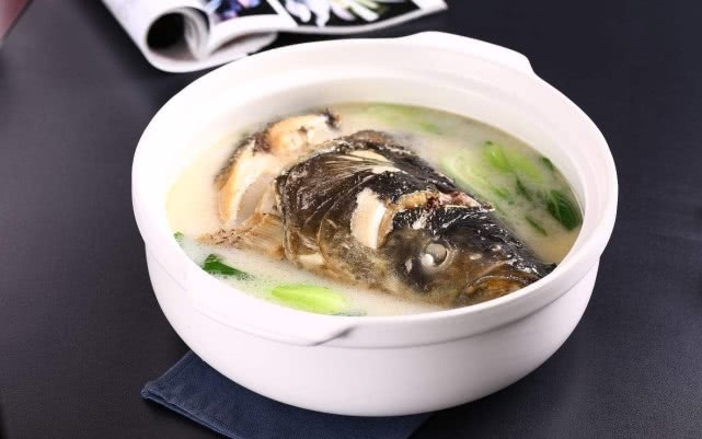 无论炖什么鱼，炖鱼之前多加一个步骤，鱼肉不腥，而且更鲜嫩