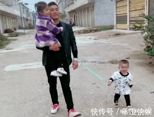 奶爸|“偏心眼奶爸”带俩娃出门火了,儿子俺难道是半路上捡来的