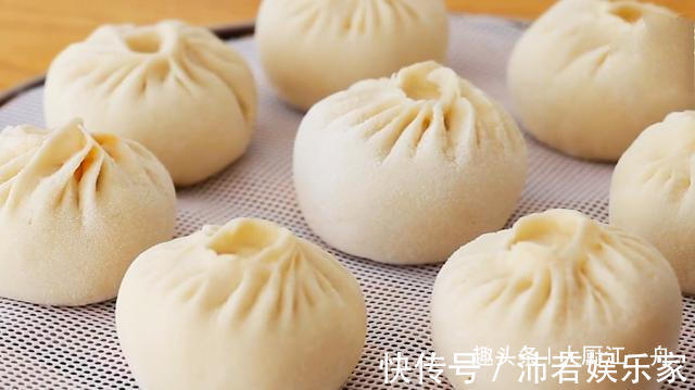 最近蒸包子的这个做法火了,不用醒面,直接上锅蒸,上桌就被抢光