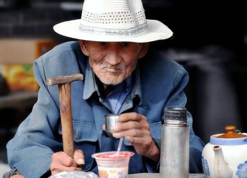  反常|事出反常必有妖？俗语“鸡无六载，犬无八年”，古人此话有何用意