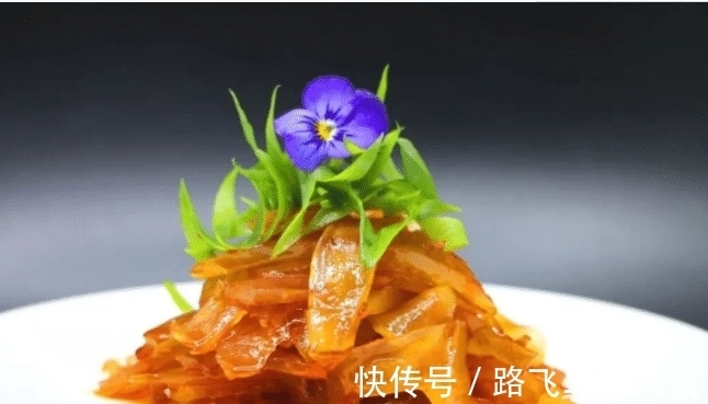 油泼蹄筋，这道菜的特色是色泽鲜艳，味美爽口