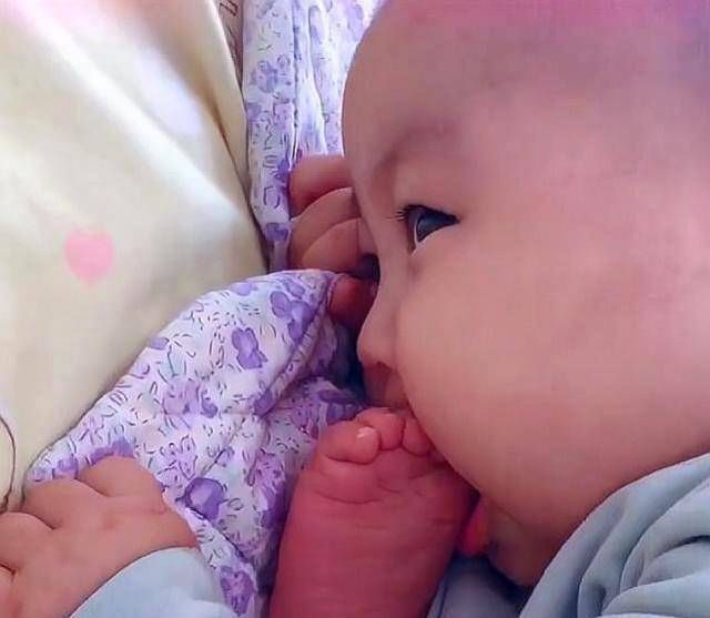 新妈妈|婴儿把脚当作奶嘴,吃完就睡着了网友这个姿势我打满分