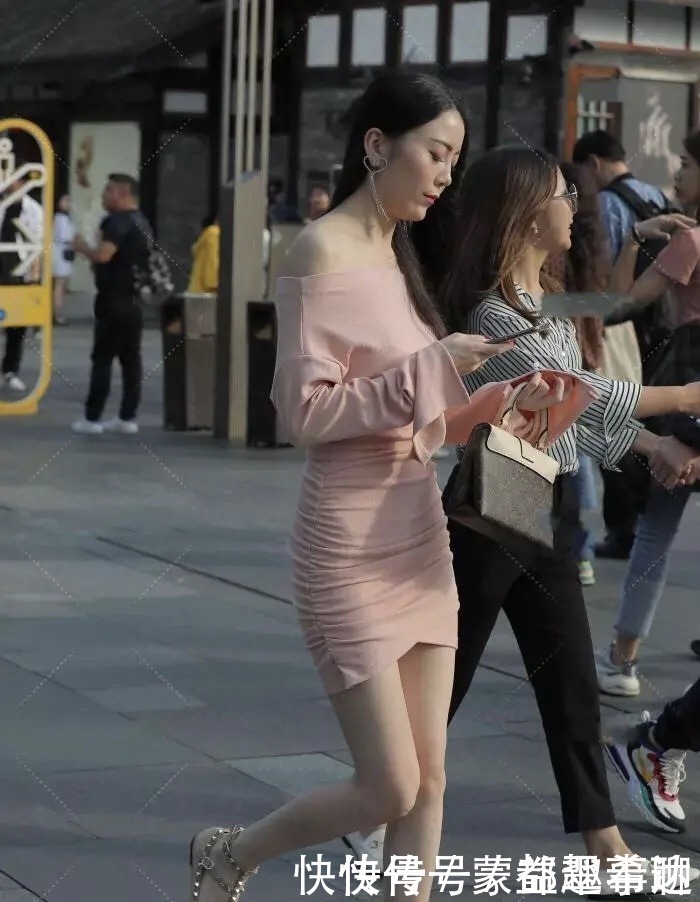 一字|罗衣何飘飘，轻裾随风还，粉色一字肩收腰连衣裙的性感优雅穿搭