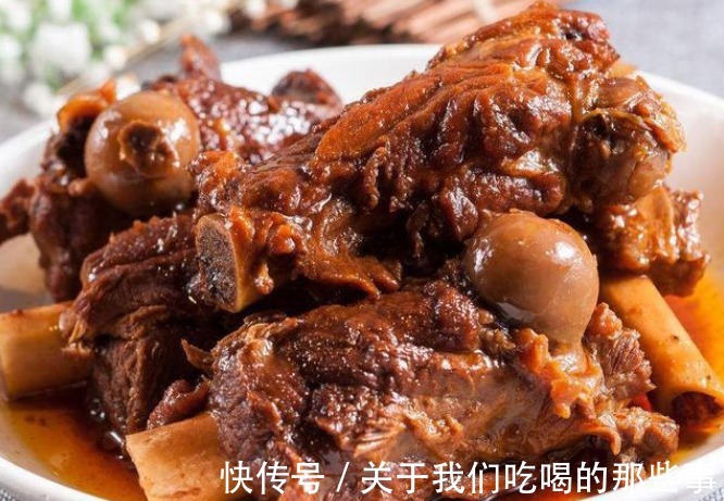 贴秋膘|贴秋膘,尝尝这道“酱骨头”,软烂脱骨,酱香入味,汤汁拌饭好吃