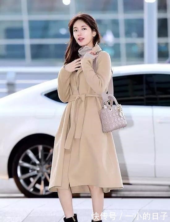 大衣+ 今年火了一种穿搭，叫“大衣+裸靴”，优雅大气，早春穿正合适！