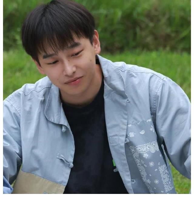 向往5全家一起去春游，大家都穿秋裝，唯獨張藝興在“過冬”