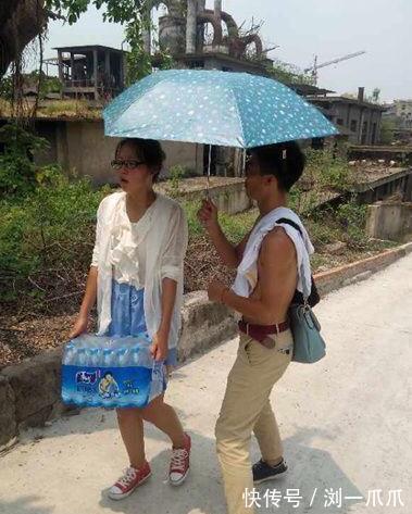 |搞笑GIF:难怪这妹子的做的东西味道十足的!原来如此