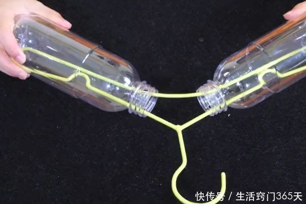 阳台|在衣架上挂两个塑料瓶，放阳台太实用了，解决了家家户户的大烦恼