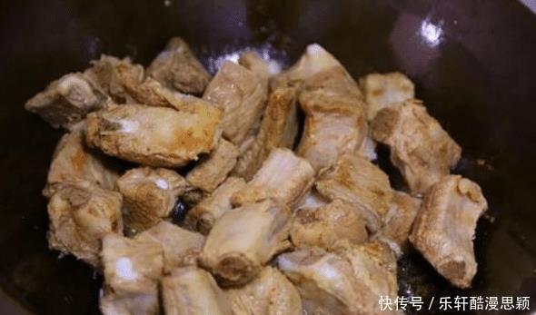 炖排骨汤,焯水还是直接炖牢记关键3步,肉嫩汤鲜,不柴不腥气