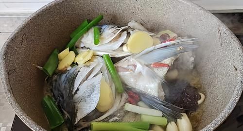  鱼头|秋冬这样吃，菜饭一锅出~鱼头泡饼