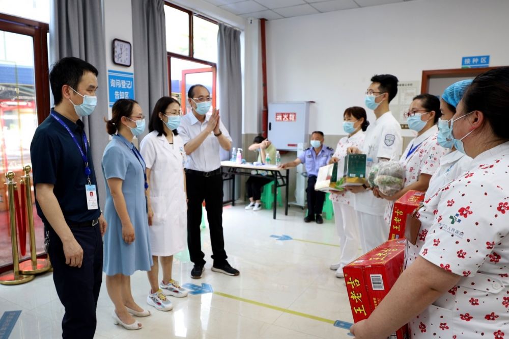 急诊科|大足区人民医院：疫情防控不松懈，高温慰问送清凉