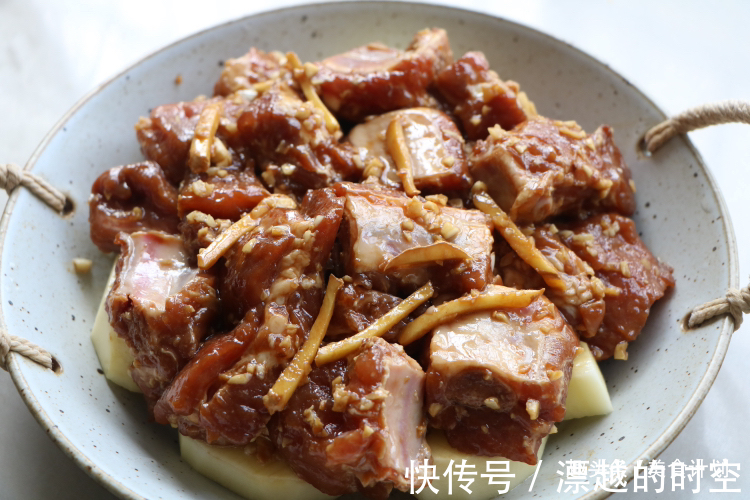 天热排骨别再炖了，教你懒人吃法，不加油不加水，出锅瞬间就吃光