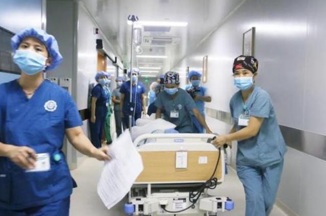 儿子|为要儿子,53岁产妇拼三胎,剖腹产后虽得儿子,但全家人希望破灭