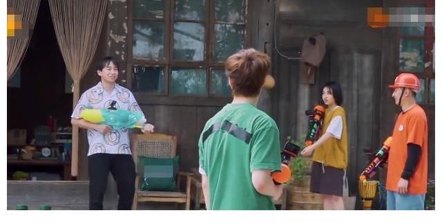 张子枫|张子枫被惩罚用水枪喷黄磊，却害怕不敢动手，黄爸爸的做法太宠了