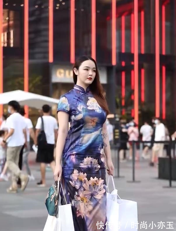 时尚|人来人往的广场，旗袍女孩才是时尚的主角