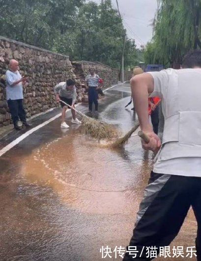 撒貝寧|央視主持人下鄉(xiāng)支教，撒貝寧上課搗蛋被罰站，險(xiǎn)些被倪萍潑水教訓(xùn)