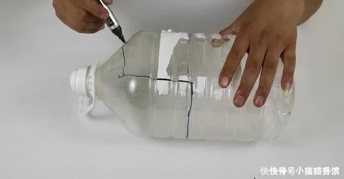 厨房油桶别扔,简单剪几刀,压砧板边,谁见了都夸