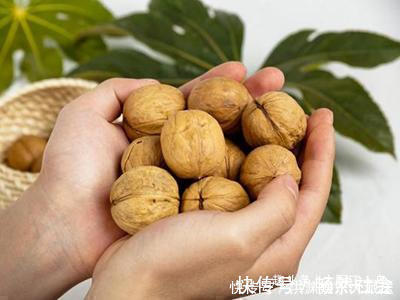 斑纹|买核桃就要挑“母”的，果肉厚不发苦，学会这3个招，一挑一个准
