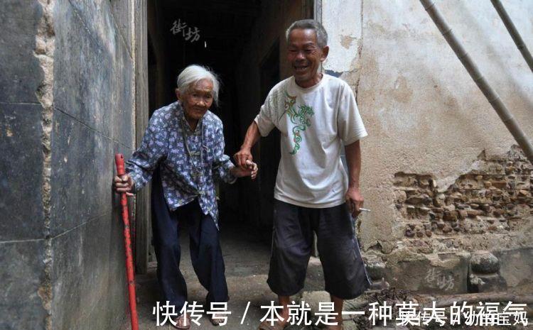 老两口|40年前选择''丁克''的夫妻，如今晚年生活咋样？网友：唏嘘不已