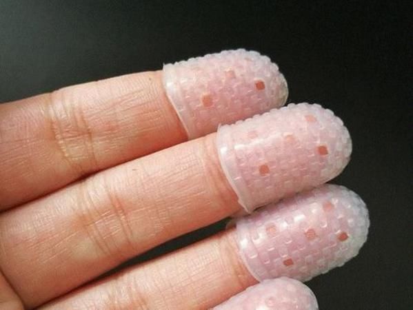 奶奶|3岁小男孩爱啃指甲,妈妈紧急纠正,奶奶:不就吃个手,有啥要紧