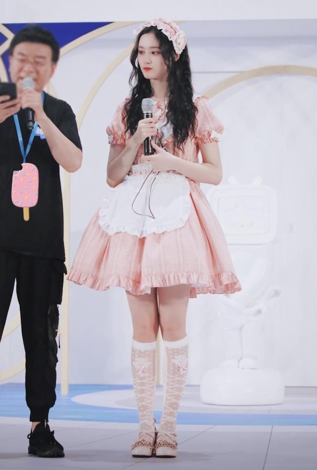 求徐艺洋别应要求穿洛丽塔裙,看她穿出的身材,简直可以上保险了