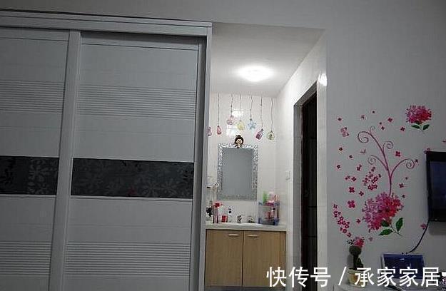 客厅|46平的公租房,没有卧室床直接放客厅,保证你们没见过!