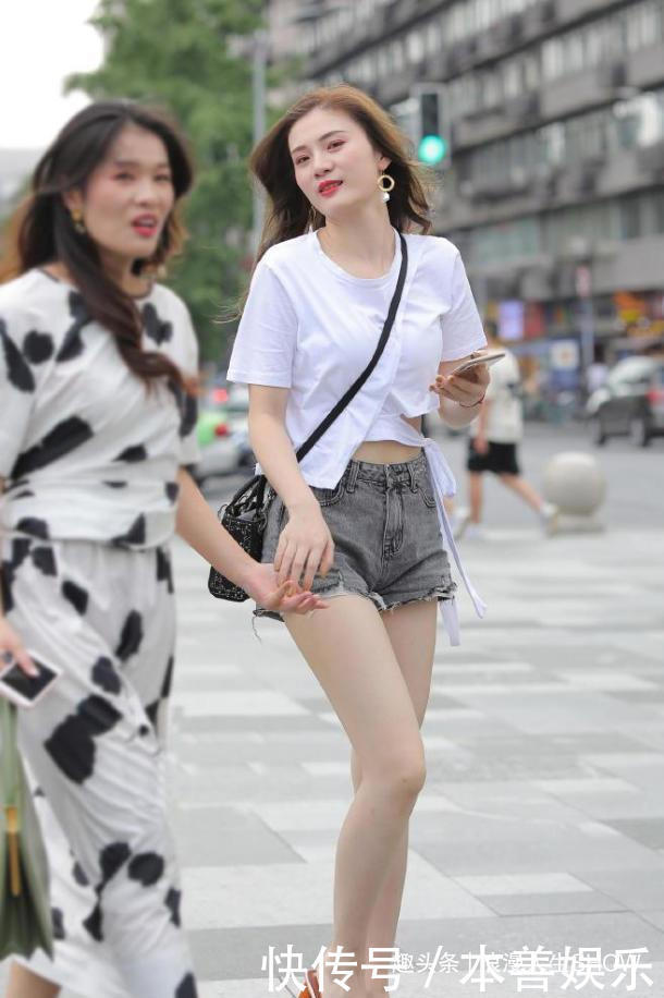 一件蓝色斜肩打底衫搭牛仔短裤,整个造型显得优雅又利落