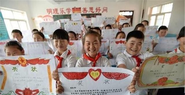 爸妈|孩子“奖状”贴满一面墙,父母却越来越惆怅这奖状还不如不要