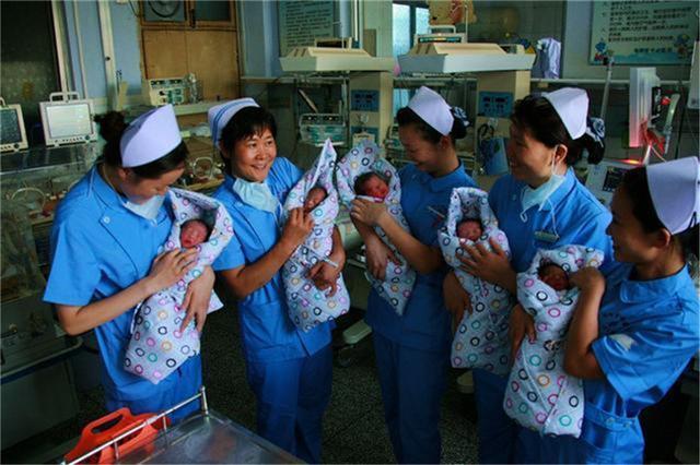 起名|爸爸姓“老”,喜得五胞胎,给娃起名太随意,上户口逗笑工作人员