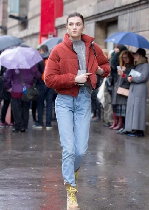 讲真的，穿羽绒服时，最好别配这2种裤子，多穿这3种，显瘦洋气