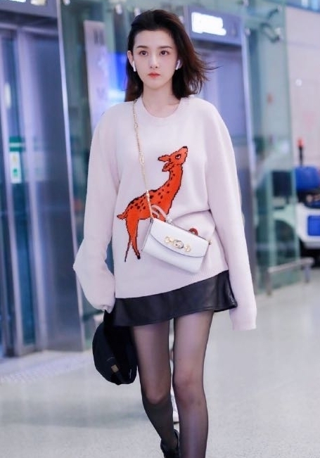 宋祖儿|谁来管管宋祖儿?穿超短裙还敢配黑丝袜,这“透光腿”绝了!