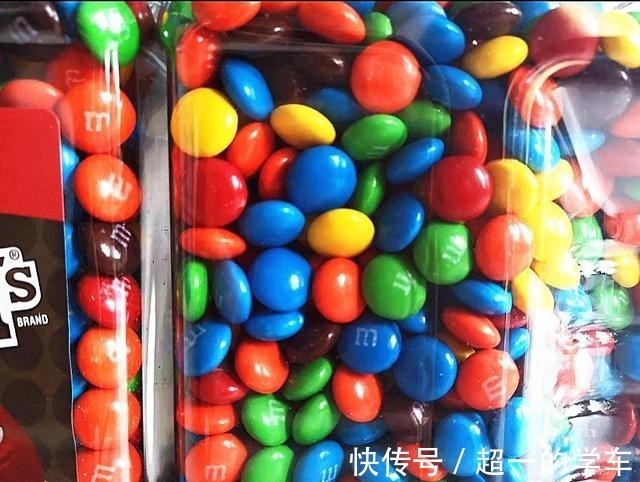 美妆博主 用巧克力豆随机化妆有多难博主涂绿粉底画蓝眉毛,全妆却超惊艳!